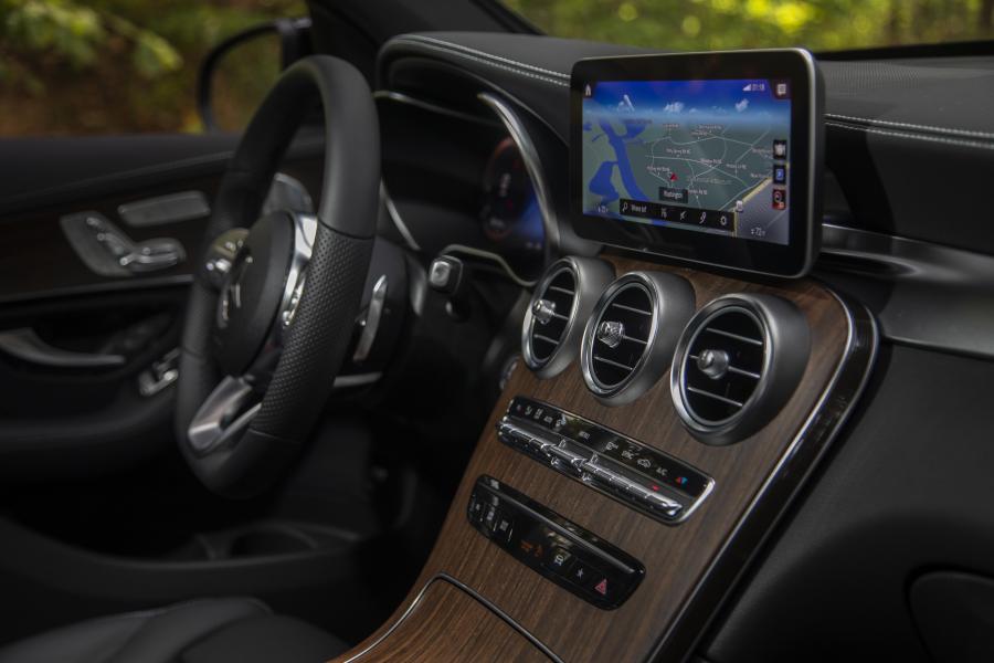 Интерьер Mercedes-Benz GLC300 4Matic AMG Line (X253) 2019 года  (NA) (фото 18 из 74)